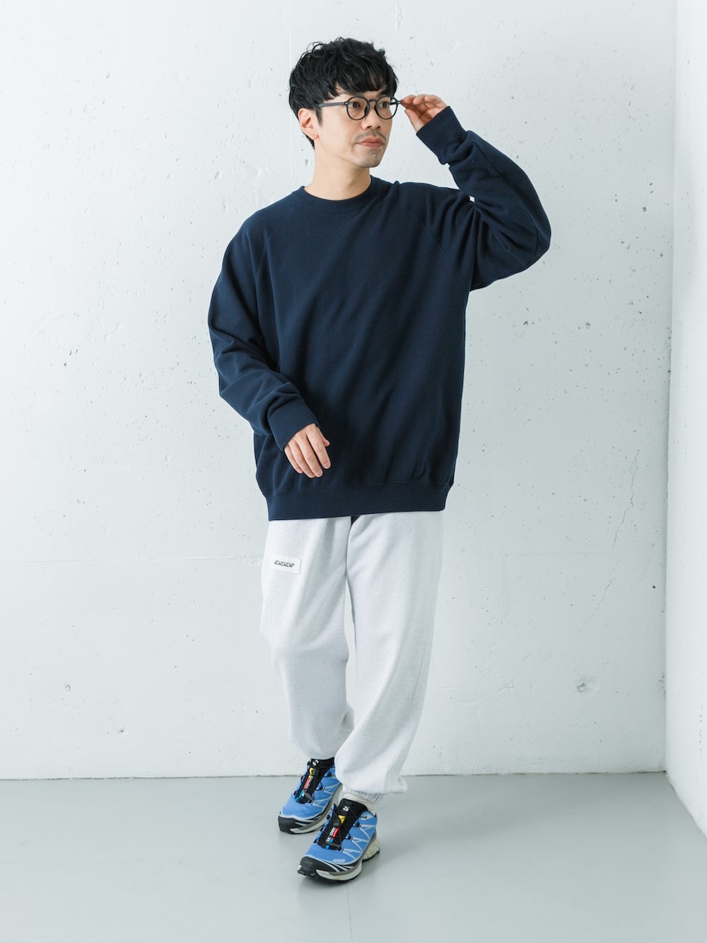 ブルー系のスウェット、グリーン系のスウェットパンツ、ブルー系のスニーカーを着用したメンズの秋コーディネートの4枚目の写真