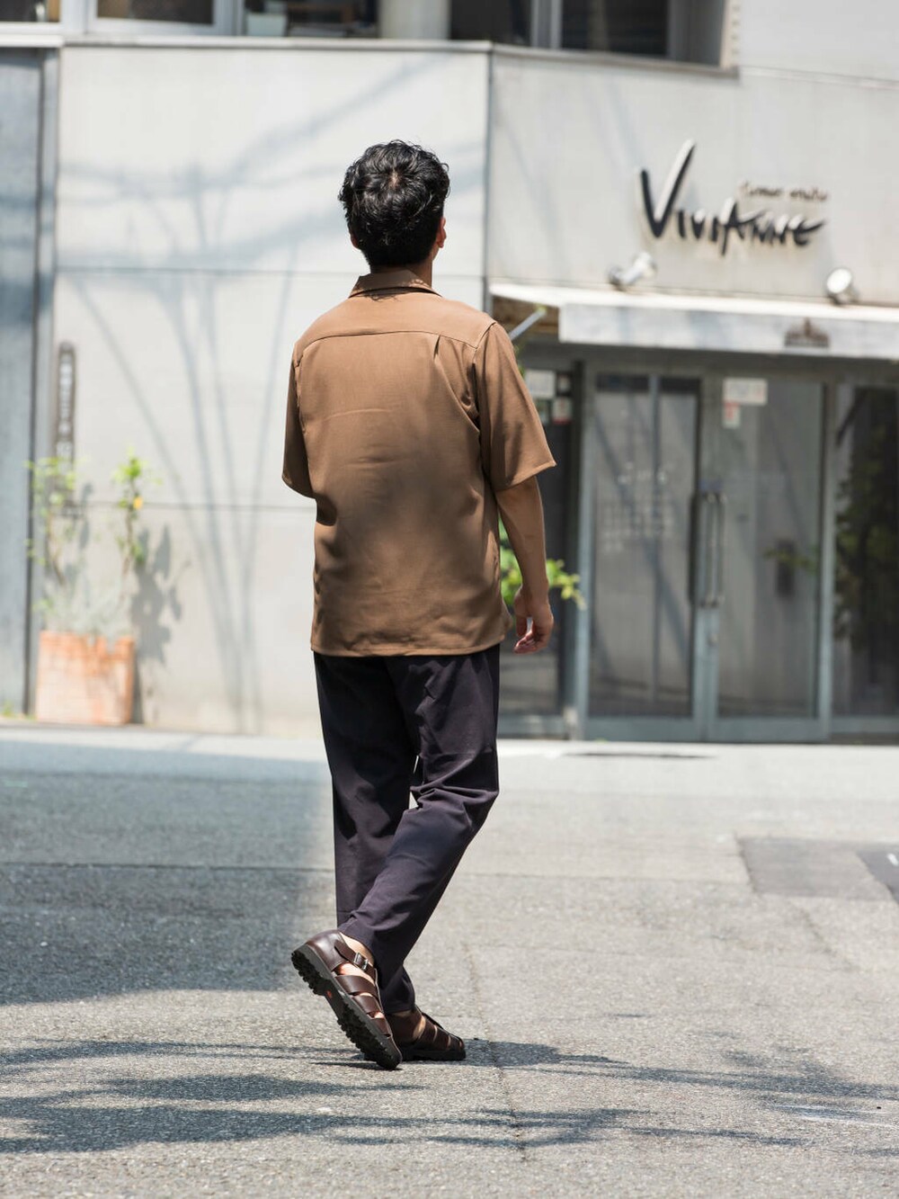 ブラウン系のシャツ/ブラウス、ブルー系のその他パンツ、ホワイト系のTシャツ/カットソーを着用したメンズの夏コーディネートの5枚目の写真