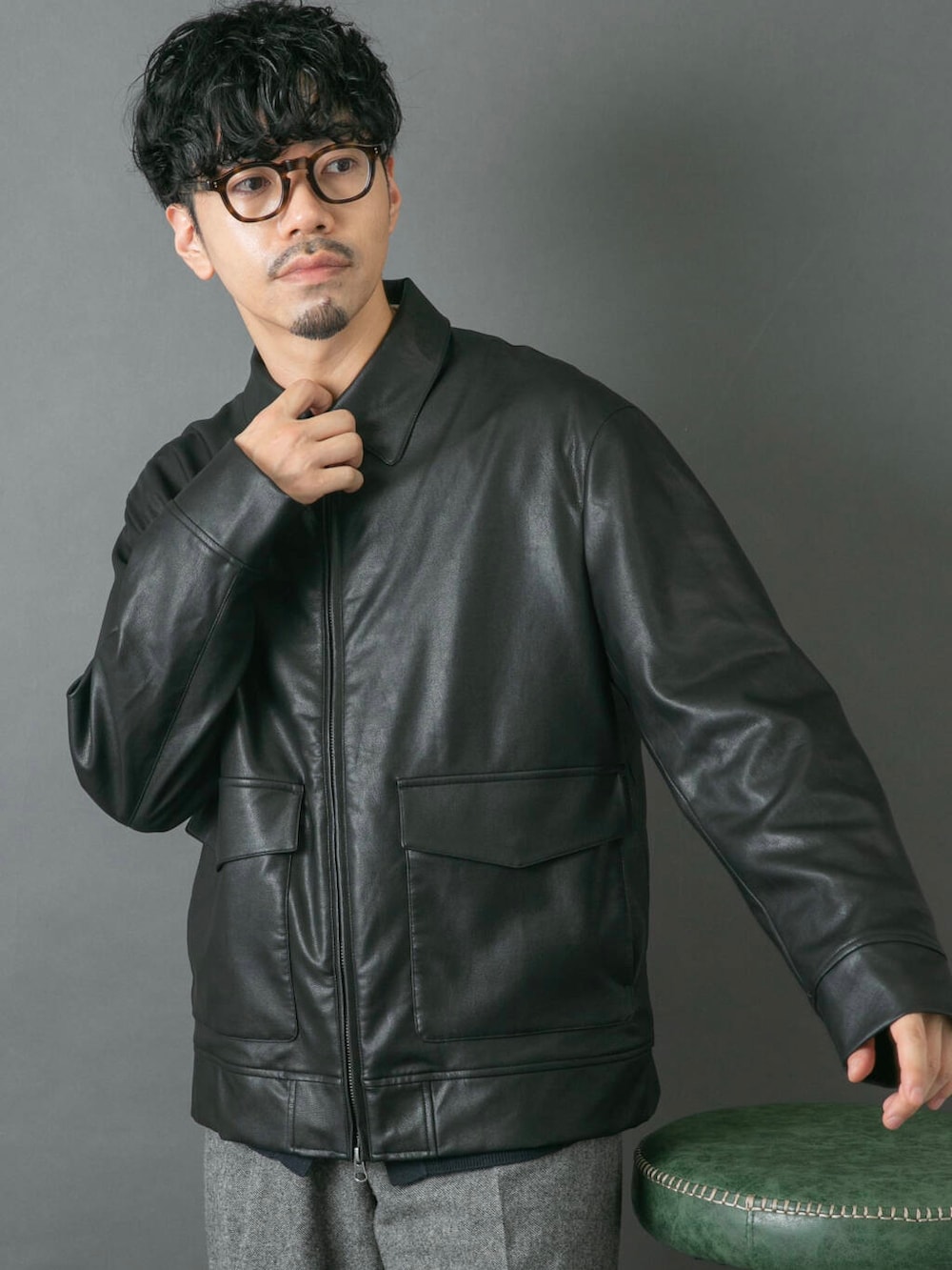 ホワイト系のシャツ/ブラウス、ブルー系のカーディガン/ボレロ、グレー系のその他パンツを着用したメンズの秋コーディネートの5枚目の写真