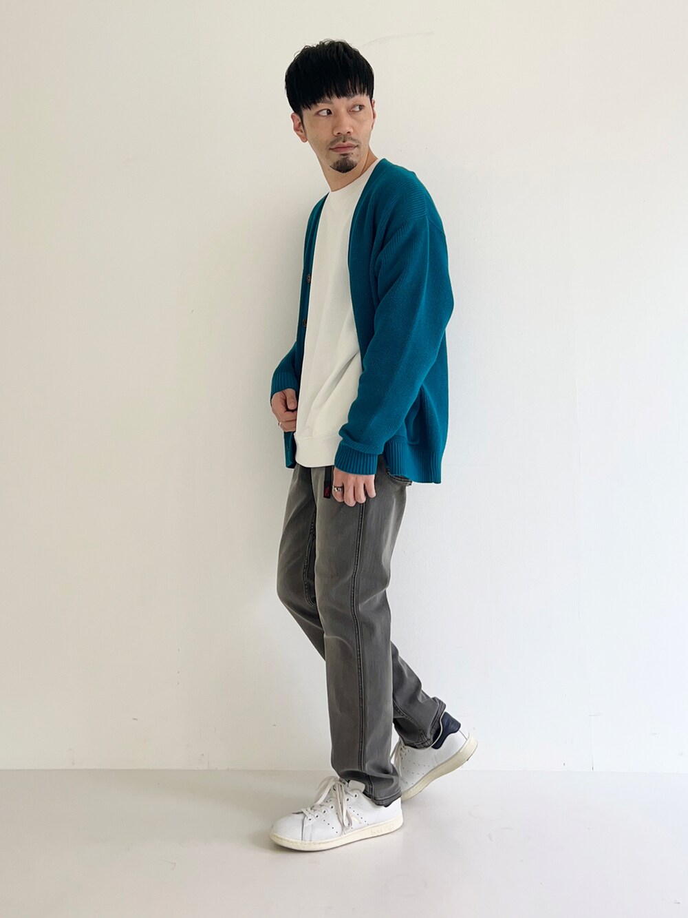 ブルー系のカーディガン/ボレロ、ブルー系のその他パンツ、ホワイト系のTシャツ/カットソーを着用したメンズの春コーディネートの2枚目の写真