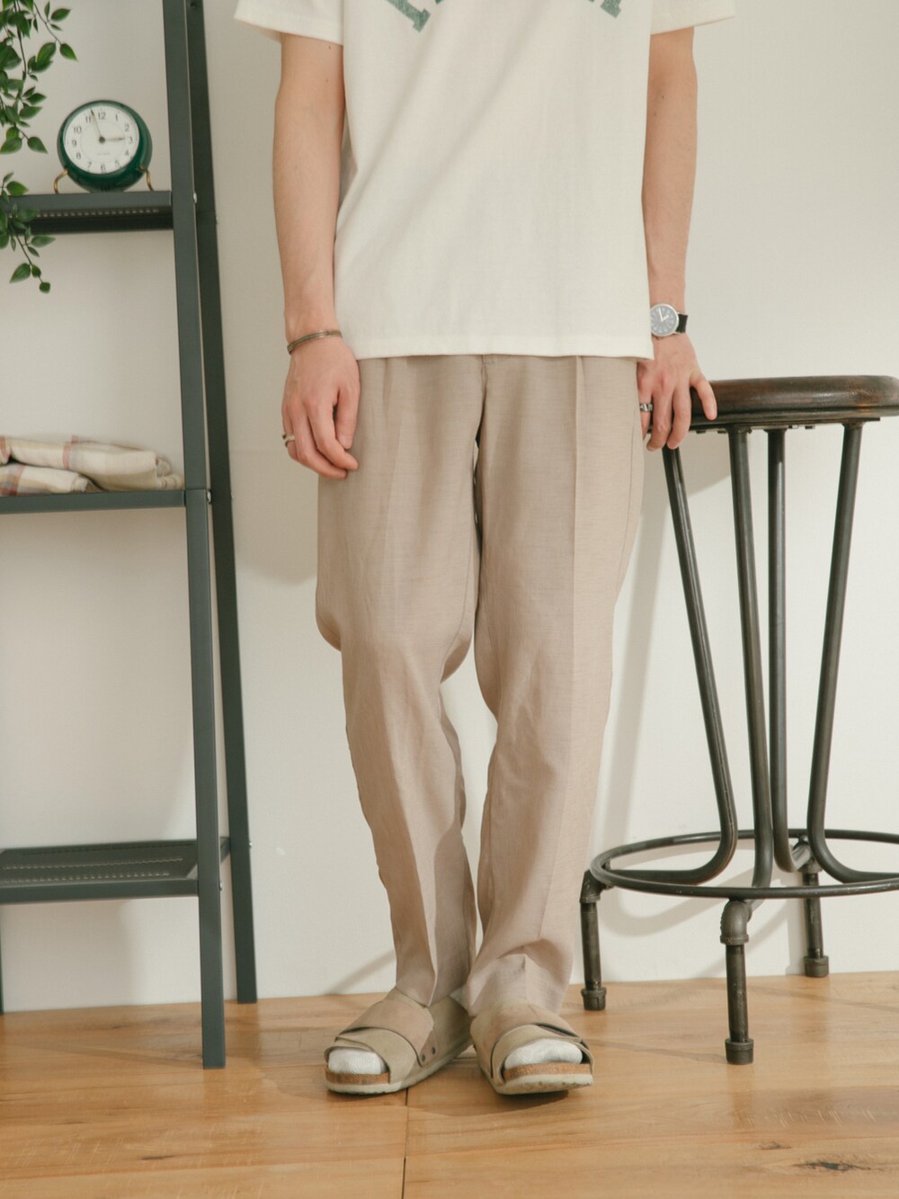 ベージュ系のその他パンツ、ホワイト系のTシャツ/カットソー、ホワイト系のその他を着用したメンズの春コーディネートの5枚目の写真