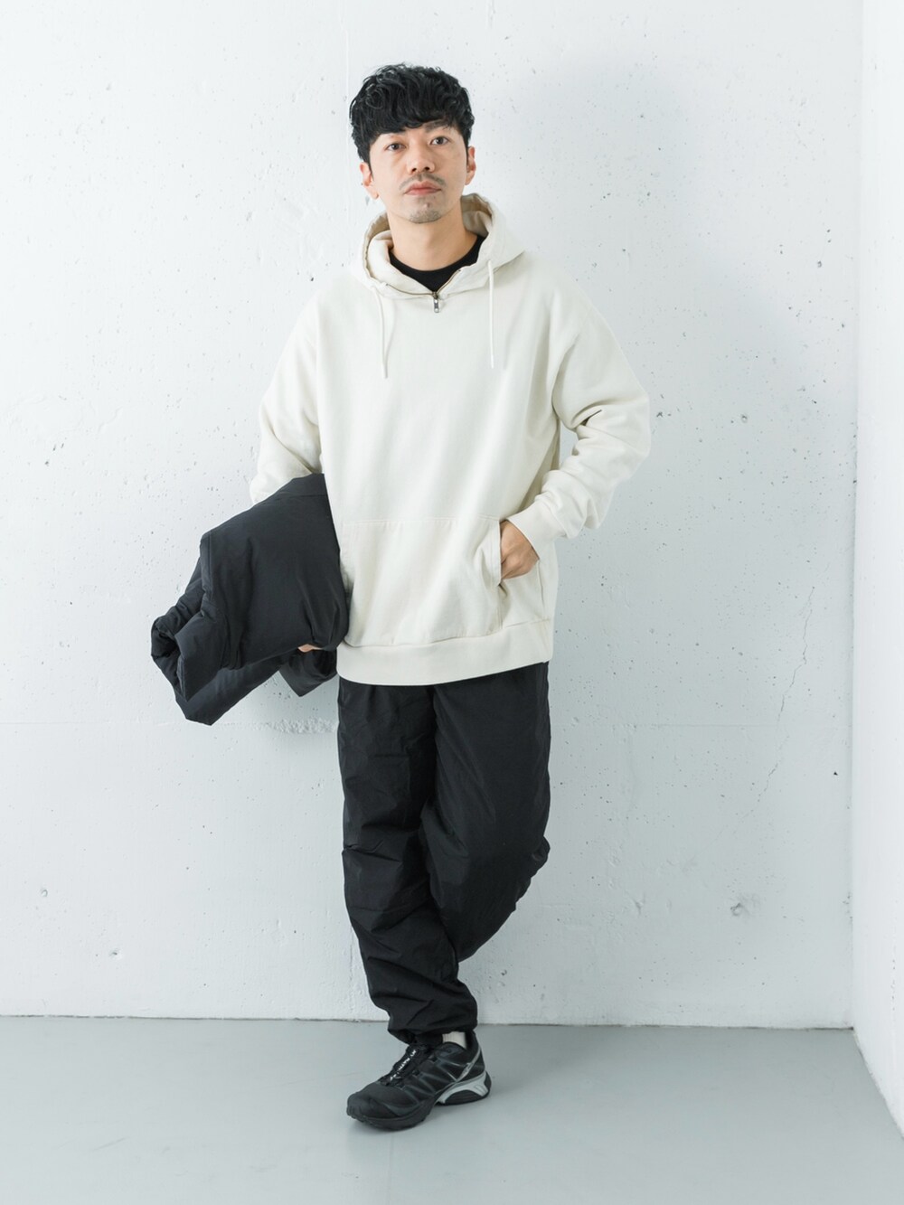 ホワイト系のスウェット、ブラック系のダウンジャケット/コート、ブラック系のその他パンツを着用したメンズの秋コーディネートの3枚目の写真