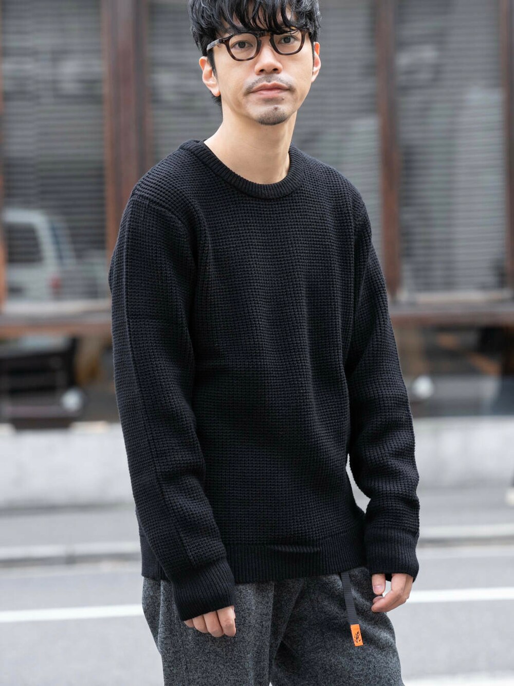 グレー系のその他パンツ、ブラック系のニット/セーターを着用したメンズの冬コーディネートの2枚目の写真