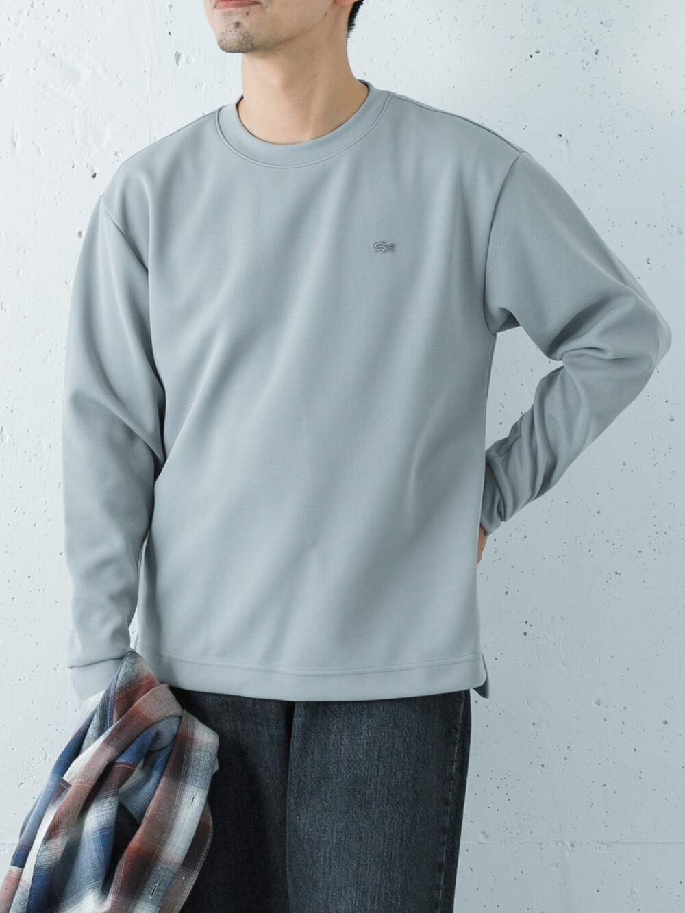 その他のシャツ/ブラウス、ブラック系のデニムパンツ、グレー系のTシャツ/カットソーを着用したメンズの秋コーディネートの5枚目の写真