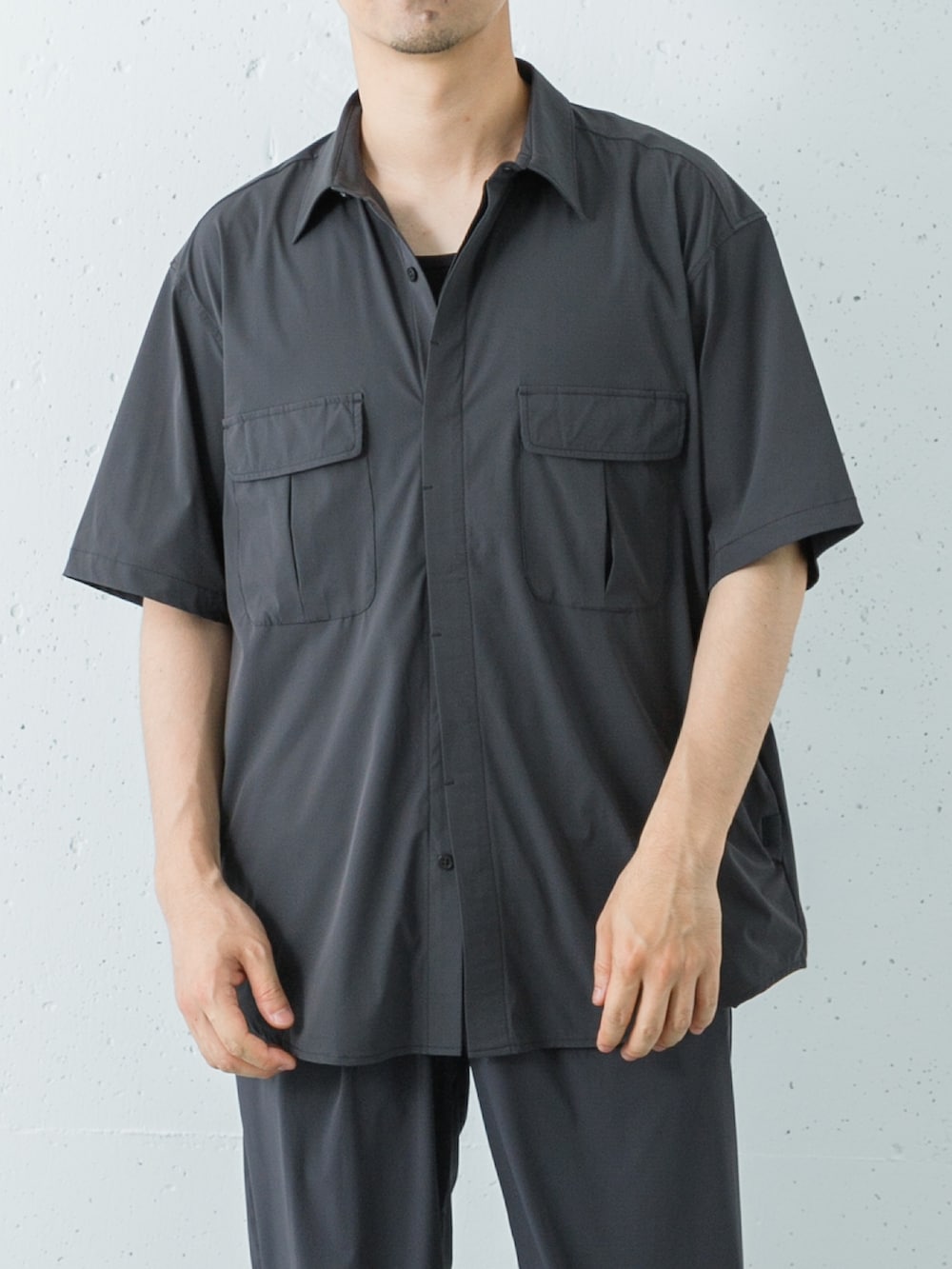 グレー系のシャツ/ブラウス、グレー系のその他パンツ、ブラック系のサンダルを着用したメンズの夏コーディネートの2枚目の写真