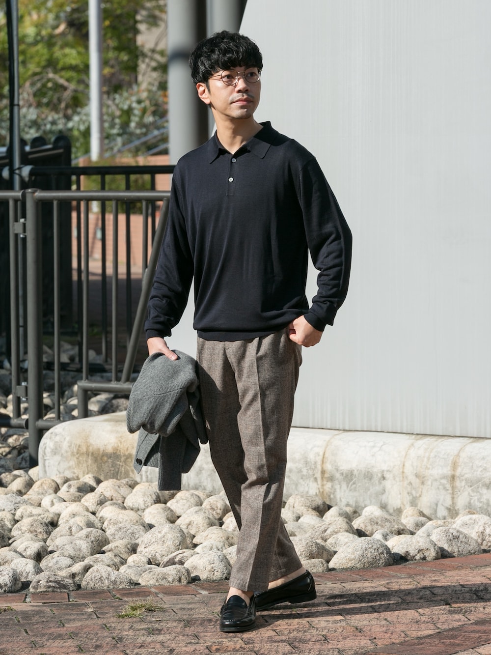 ブラウン系のスラックス、ブルー系のニット/セーター、グレー系のカーディガン/ボレロを着用したメンズの冬コーディネートの3枚目の写真