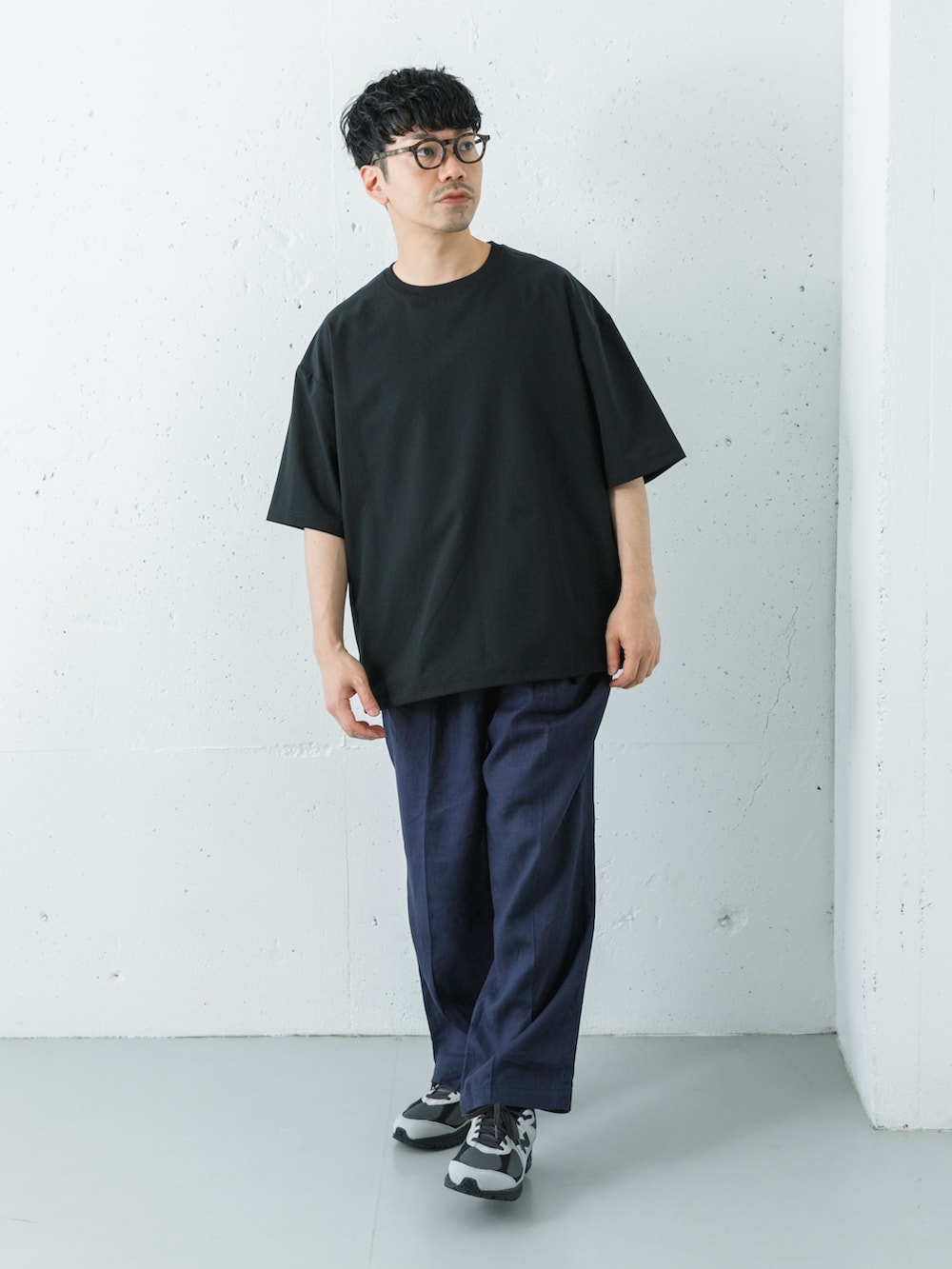 グレー系のスニーカー、ブラック系のTシャツ/カットソー、ブルー系のその他パンツを着用したメンズの春コーディネートの8枚目の写真
