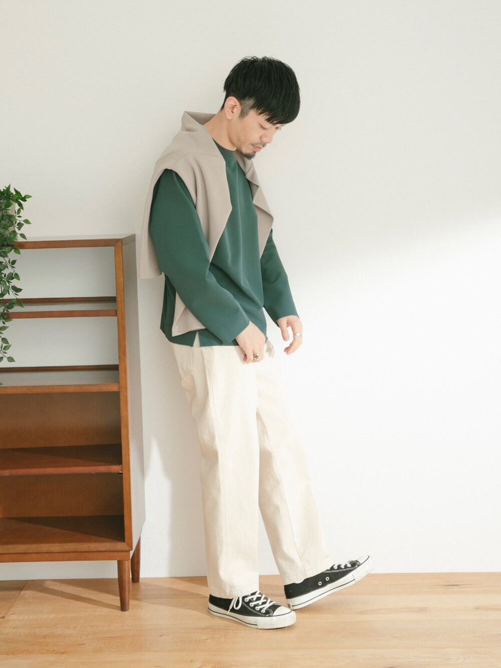 グリーン系のTシャツ/カットソー、ホワイト系のデニムパンツ、ベージュ系のカーディガン/ボレロを着用したメンズの春コーディネートの4枚目の写真