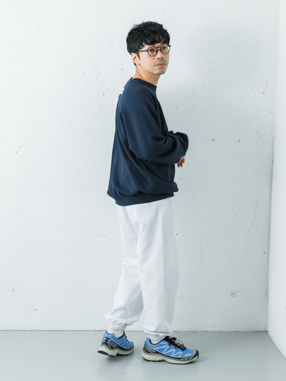 ブルー系のスウェット、グリーン系のスウェットパンツ、ブルー系のスニーカーを着用したメンズの秋コーディネートの5枚目の写真