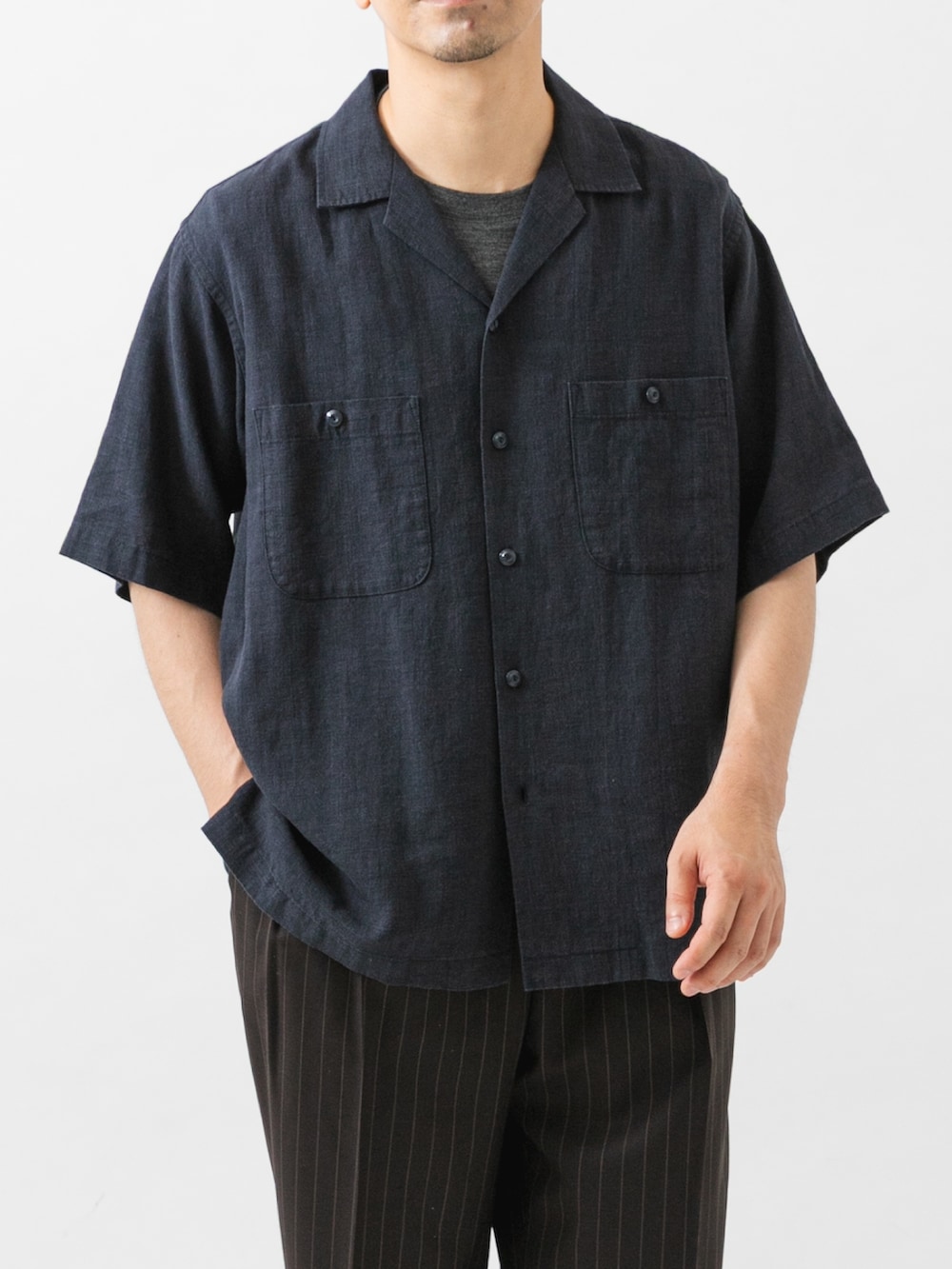 ブルー系のシャツ/ブラウス、ブラウン系のその他パンツ、ブラウン系のサンダルを着用したメンズの夏コーディネートの2枚目の写真
