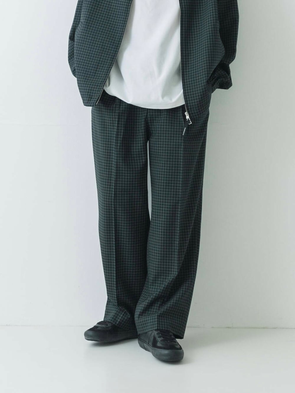 ブラック系のブルゾン、ブラック系のその他パンツを着用したメンズの春コーディネートの3枚目の写真