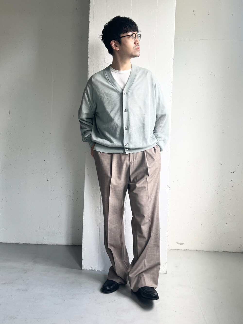 ブルー系のニット/セーター、ベージュ系のその他パンツ、ホワイト系のTシャツ/カットソーを着用したメンズの夏コーディネートの3枚目の写真