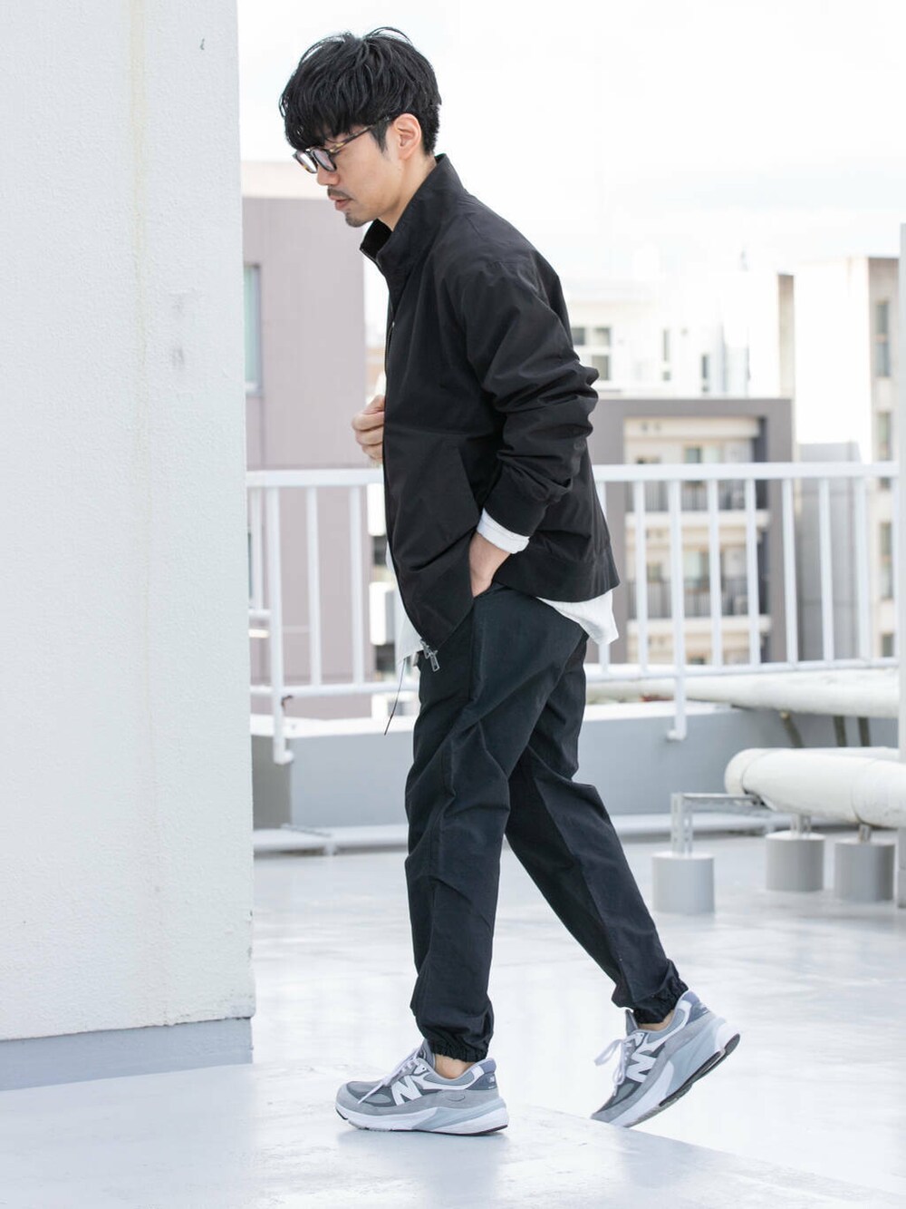 ブラック系のその他パンツ、ブラック系のブルゾン、ホワイト系のシャツ/ブラウスを着用したメンズの冬コーディネートの5枚目の写真