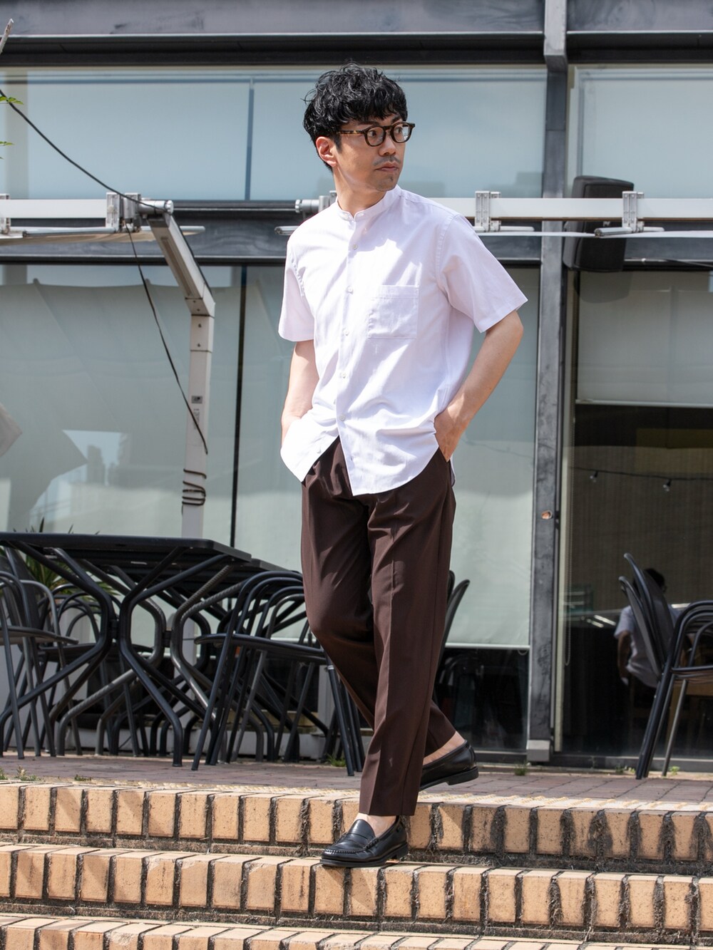 ブラウン系のその他パンツ、ホワイト系のシャツ/ブラウスを着用したメンズの春コーディネートの4枚目の写真