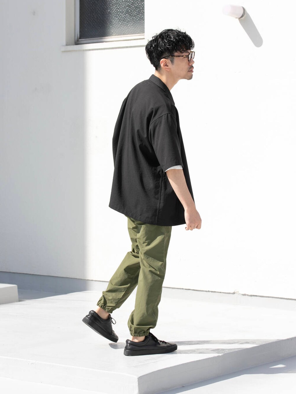 グリーン系のその他パンツ、ブラック系のシャツ/ブラウスを着用したメンズの春コーディネートの4枚目の写真