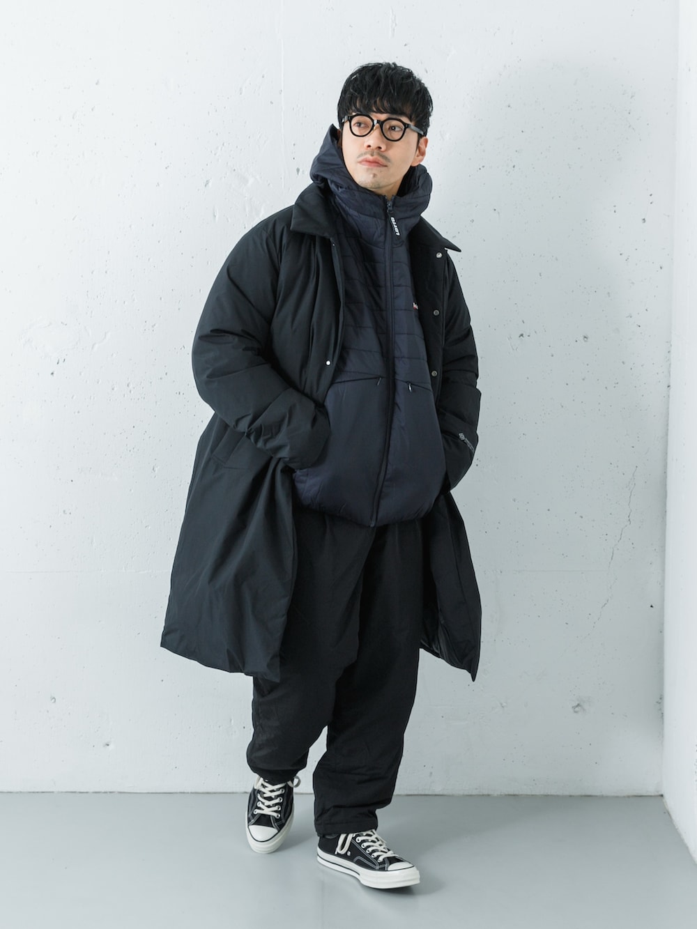 ブラック系のダウンジャケット/コート、ブラック系のその他パンツ、グレー系のダウンジャケット/コートを着用したメンズの冬コーディネートの3枚目の写真