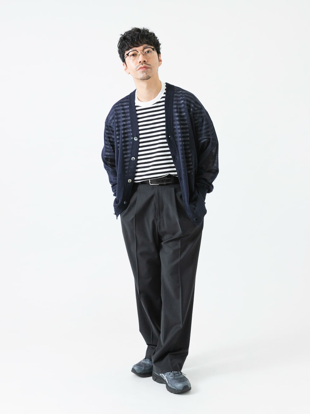 ホワイト系のTシャツ/カットソー、ブラック系のその他パンツ、ブルー系のニット/セーターを着用したメンズの夏コーディネートの3枚目の写真