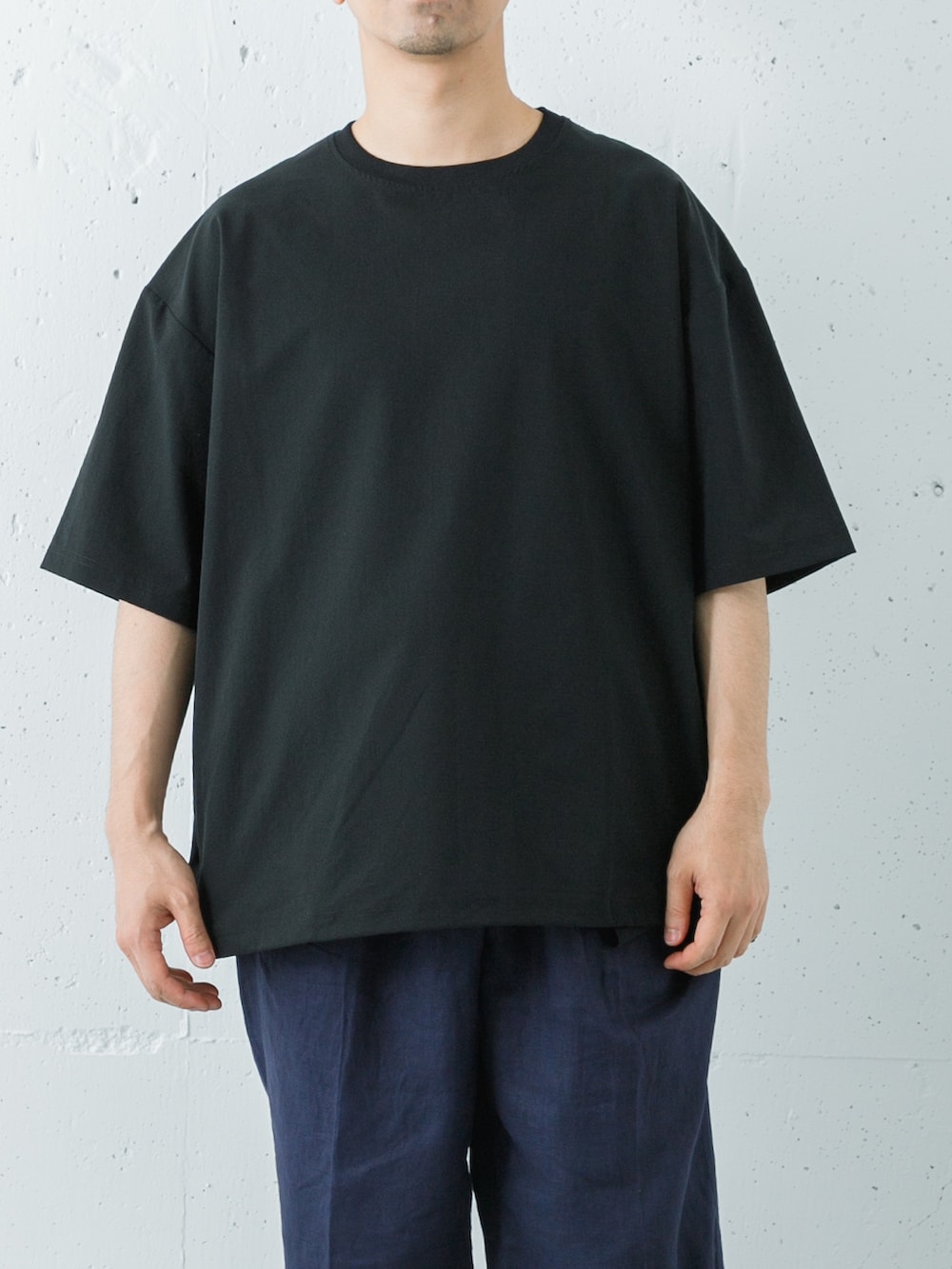 グレー系のスニーカー、ブラック系のTシャツ/カットソー、ブルー系のその他パンツを着用したメンズの春コーディネートの2枚目の写真