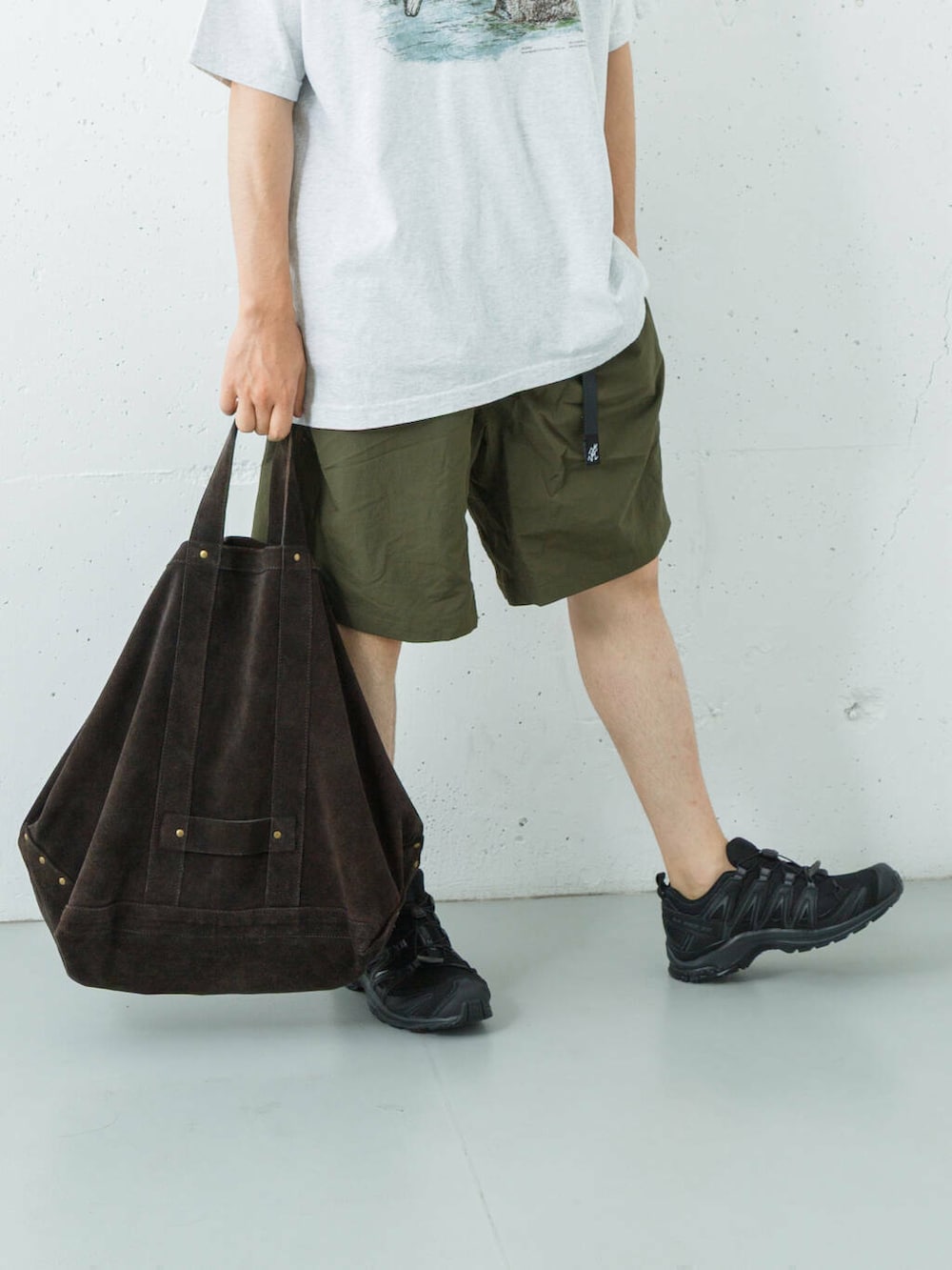 グリーン系のその他パンツ、ブラック系のスニーカーを着用したメンズの夏コーディネートの2枚目の写真