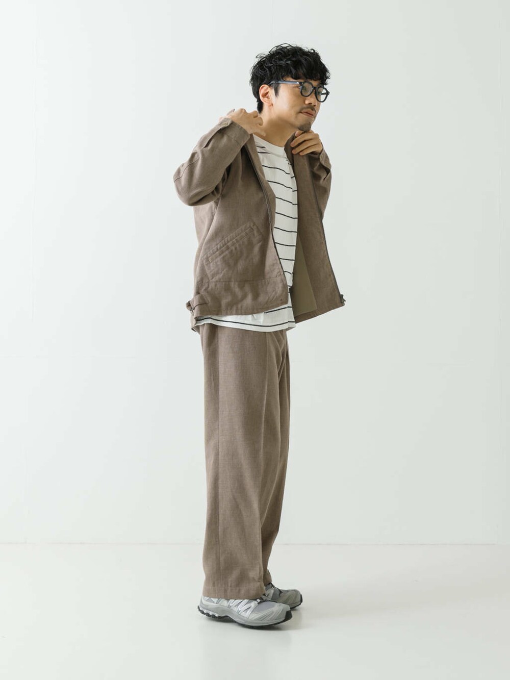 「セットアップ、きれいめカジュアル、春コーデ、30代、メガネ男子、春カラーコーデ、春のジャケットスタイル」｜「URBAN RESEARCHのLINEN PIN HEAD TUCK PANTS（その他パンツ、グレー系）」を使った、horiguchiさん（メンズ・172cm）の春コーディネートの7枚目の写真