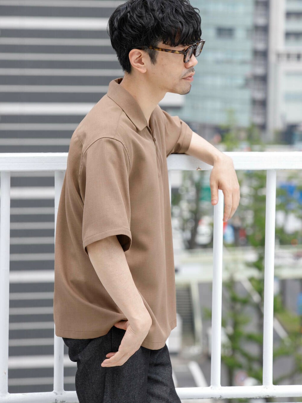 ブラウン系のシャツ/ブラウス、ブラック系のデニムパンツを着用したメンズの春コーディネートの3枚目の写真