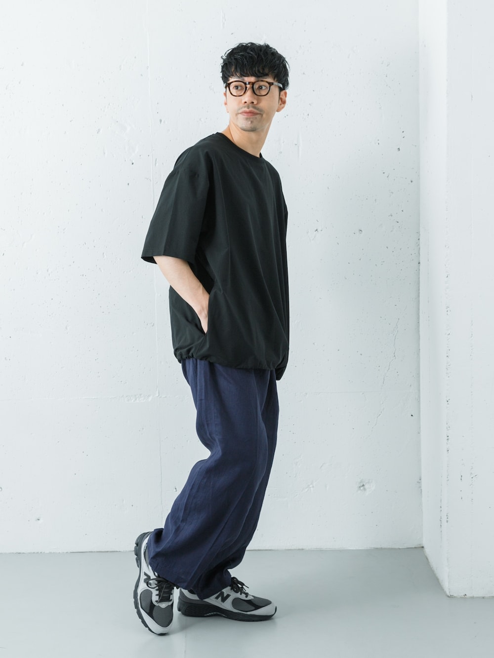 グレー系のスニーカー、ブラック系のTシャツ/カットソー、ブルー系のその他パンツを着用したメンズの春コーディネートの6枚目の写真