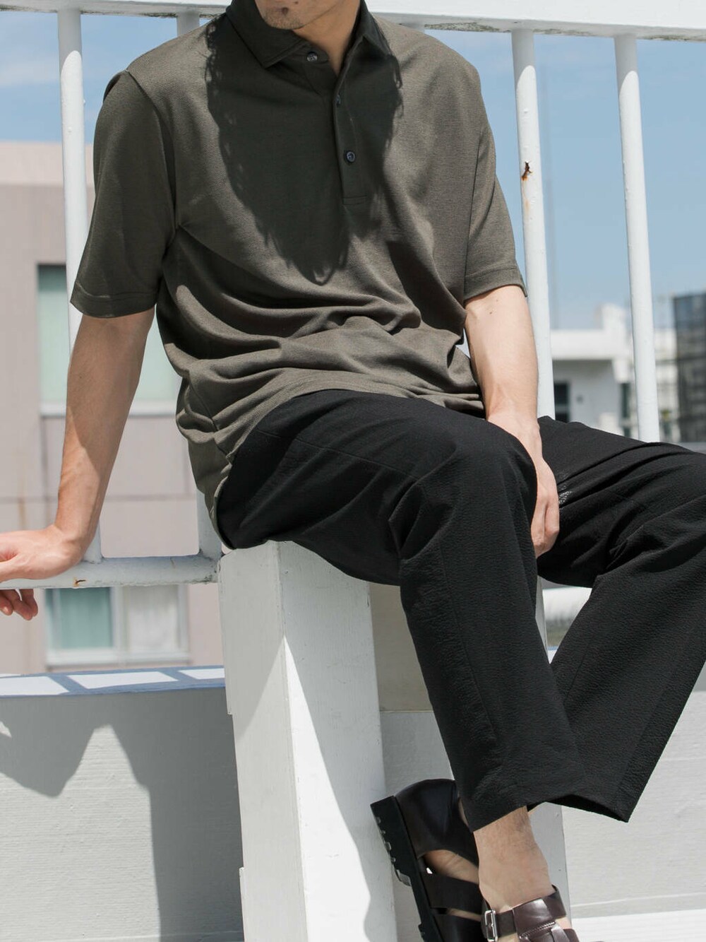 ブラック系のその他パンツ、グリーン系のポロシャツを着用したメンズの夏コーディネートの3枚目の写真