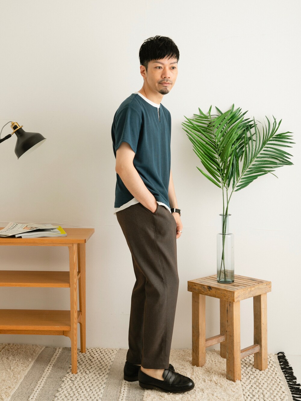ブルー系のTシャツ/カットソー、グレー系のその他パンツ、ホワイト系のその他を着用したメンズの春コーディネートの2枚目の写真
