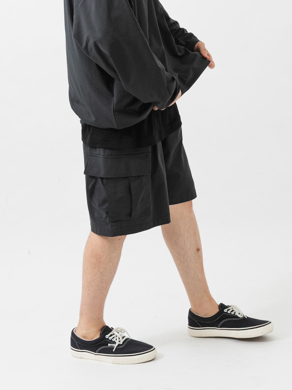 ブラック系のTシャツ/カットソー、グレー系のTシャツ/カットソー、グレー系のその他パンツを着用したメンズの夏コーディネートの5枚目の写真