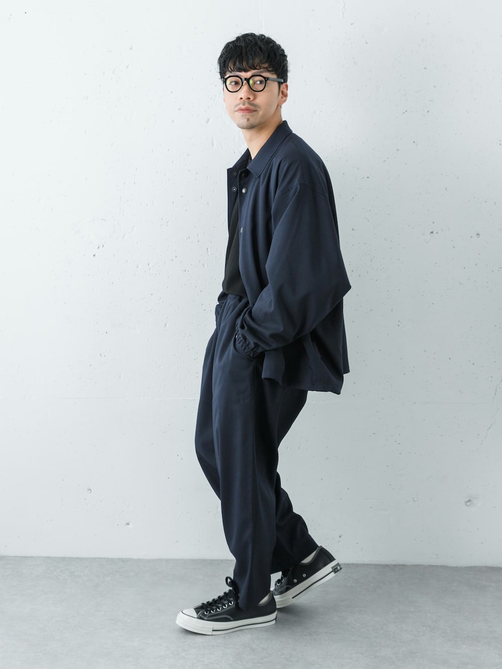 ブラック系のスニーカー、ブルー系のその他アウター、ブルー系のその他パンツを着用したメンズの冬コーディネートの4枚目の写真