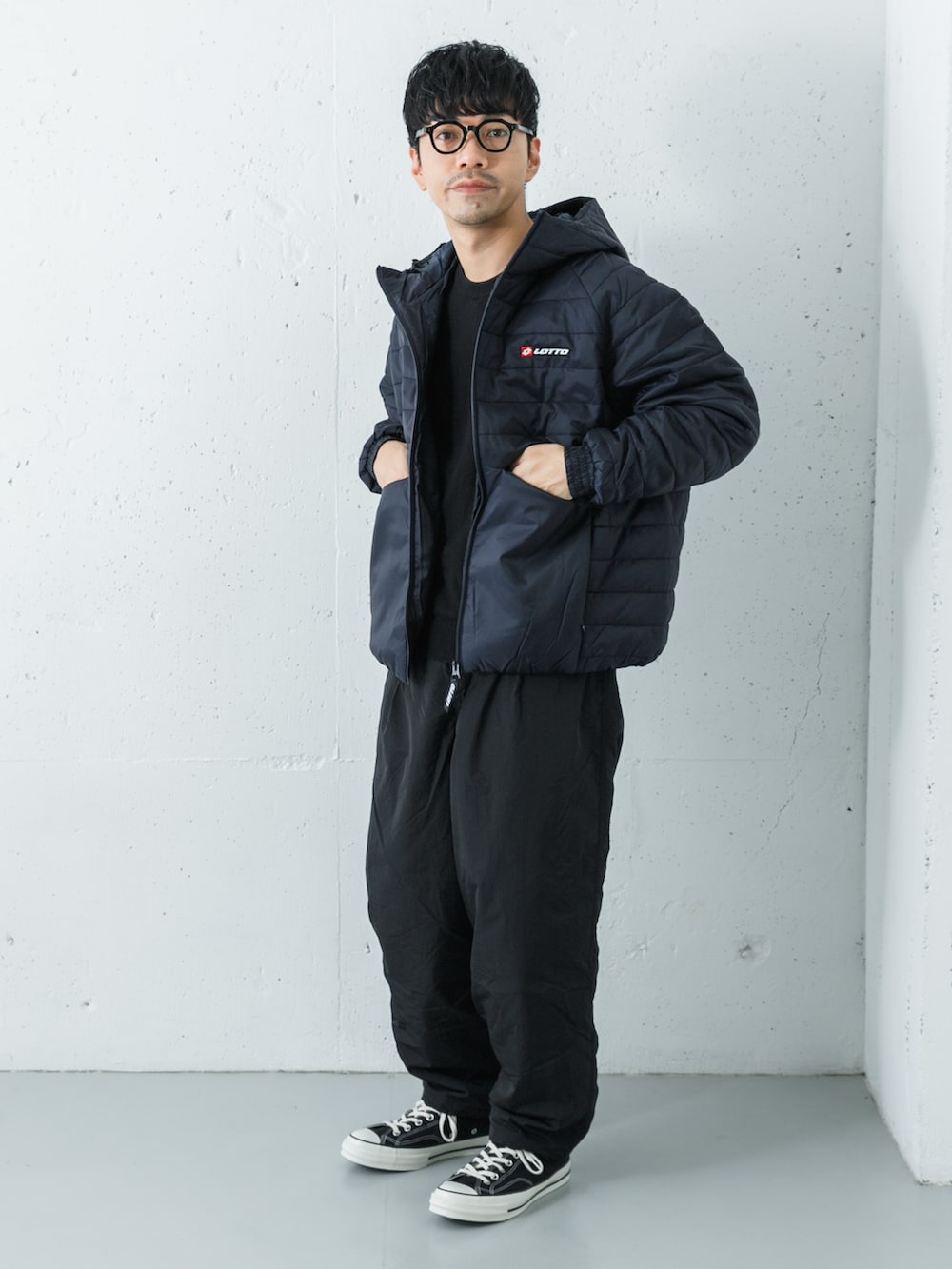 ブラック系のダウンジャケット/コート、ブラック系のその他パンツ、グレー系のダウンジャケット/コートを着用したメンズの冬コーディネートの4枚目の写真