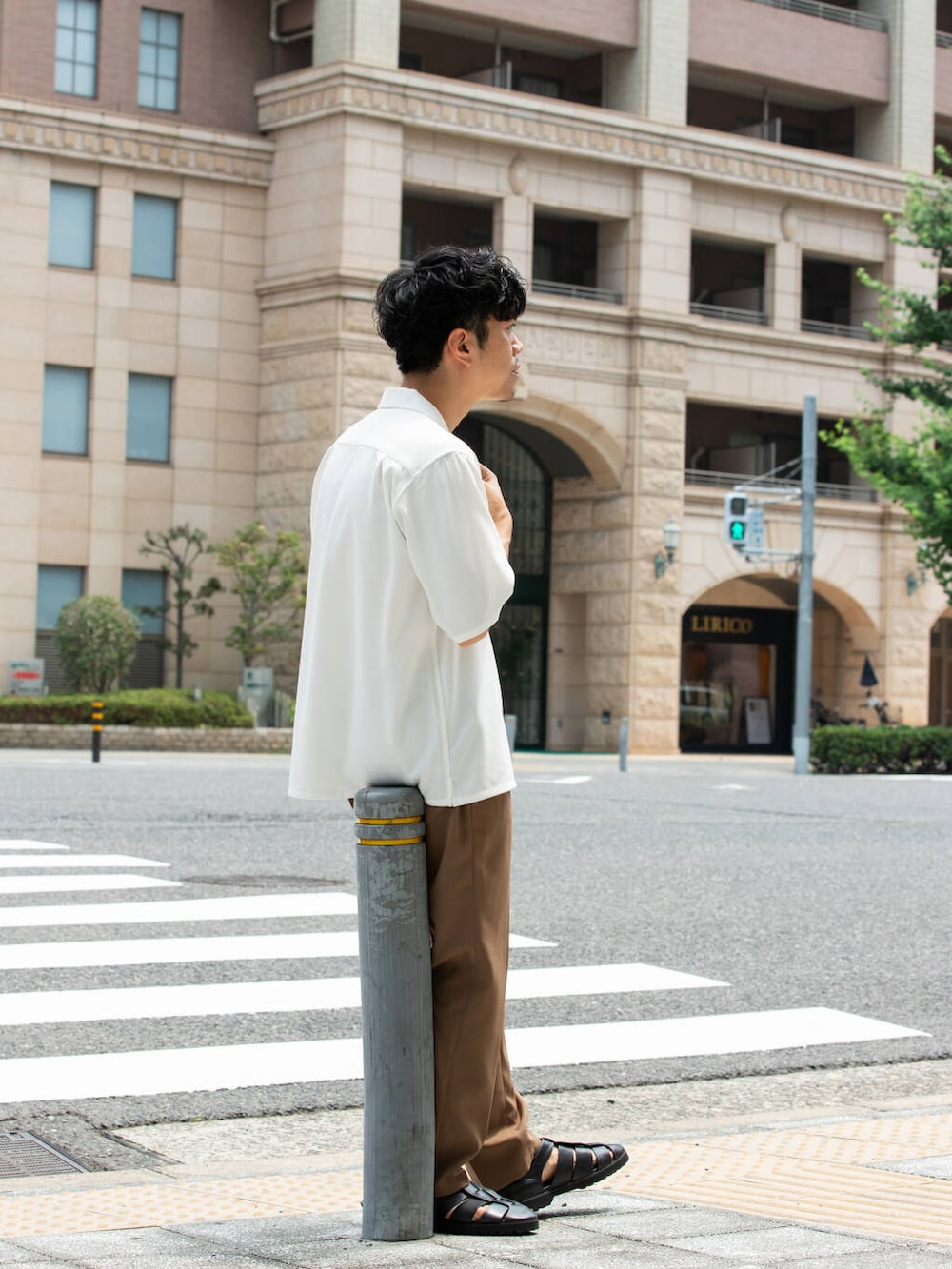 ホワイト系のシャツ/ブラウス、ブラウン系のその他パンツを着用したメンズの夏コーディネートの5枚目の写真