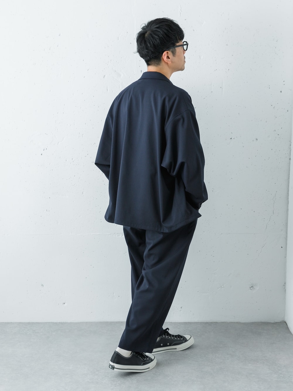 ブラック系のスニーカー、ブルー系のその他アウター、ブルー系のその他パンツを着用したメンズの冬コーディネートの5枚目の写真