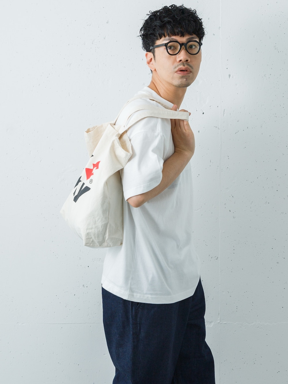 ブラック系のローファー、ブルー系のデニムパンツ、ホワイト系のTシャツ/カットソーを着用したメンズの春コーディネートの5枚目の写真