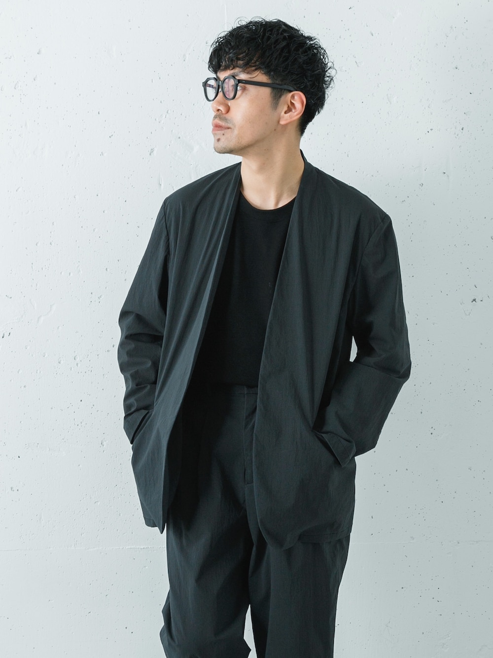 ブラック系のその他アウター、ブラック系のスニーカー、ブラック系のその他パンツを着用したメンズの冬コーディネートの2枚目の写真