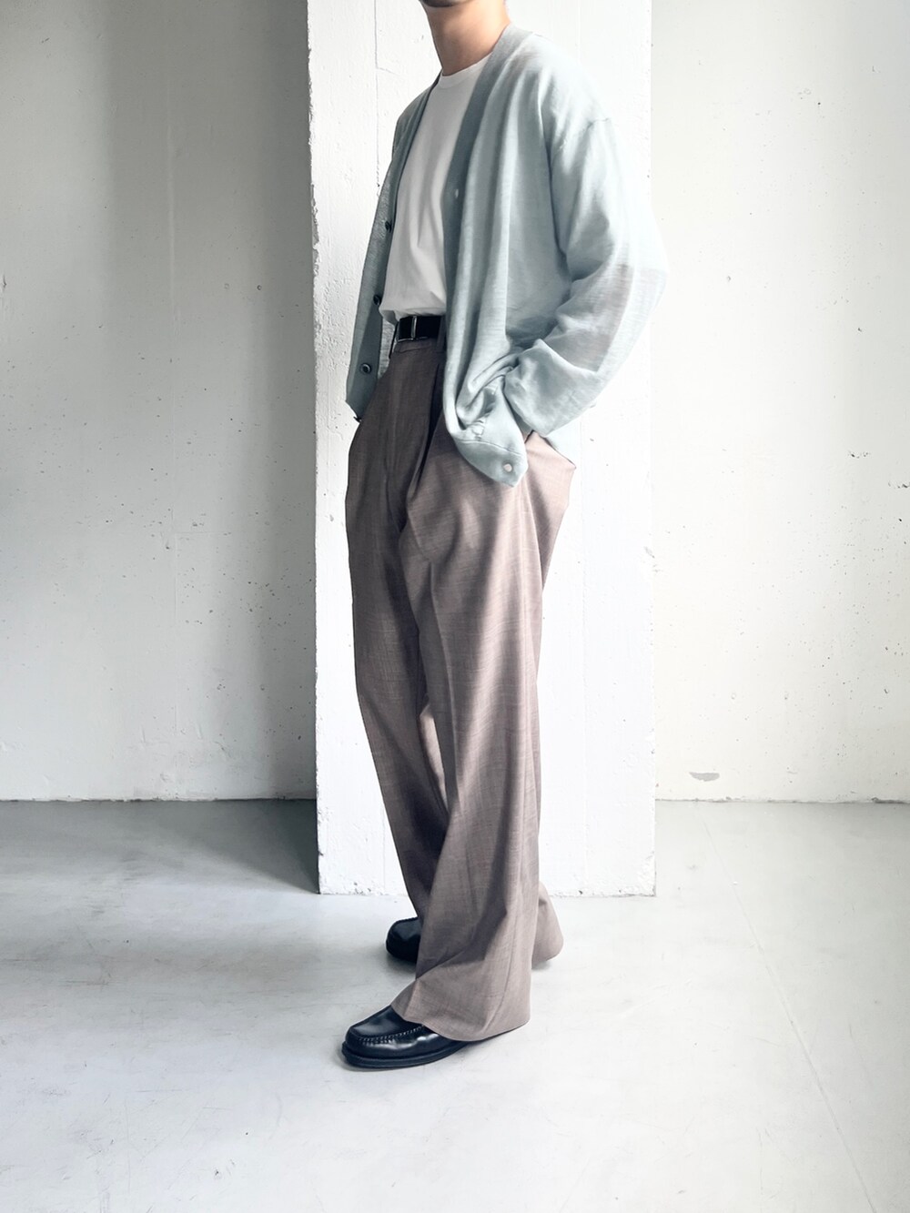 ブルー系のニット/セーター、ベージュ系のその他パンツ、ホワイト系のTシャツ/カットソーを着用したメンズの夏コーディネートの7枚目の写真