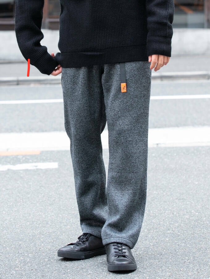 グレー系のその他パンツ、ブラック系のニット/セーターを着用したメンズの冬コーディネートの3枚目の写真