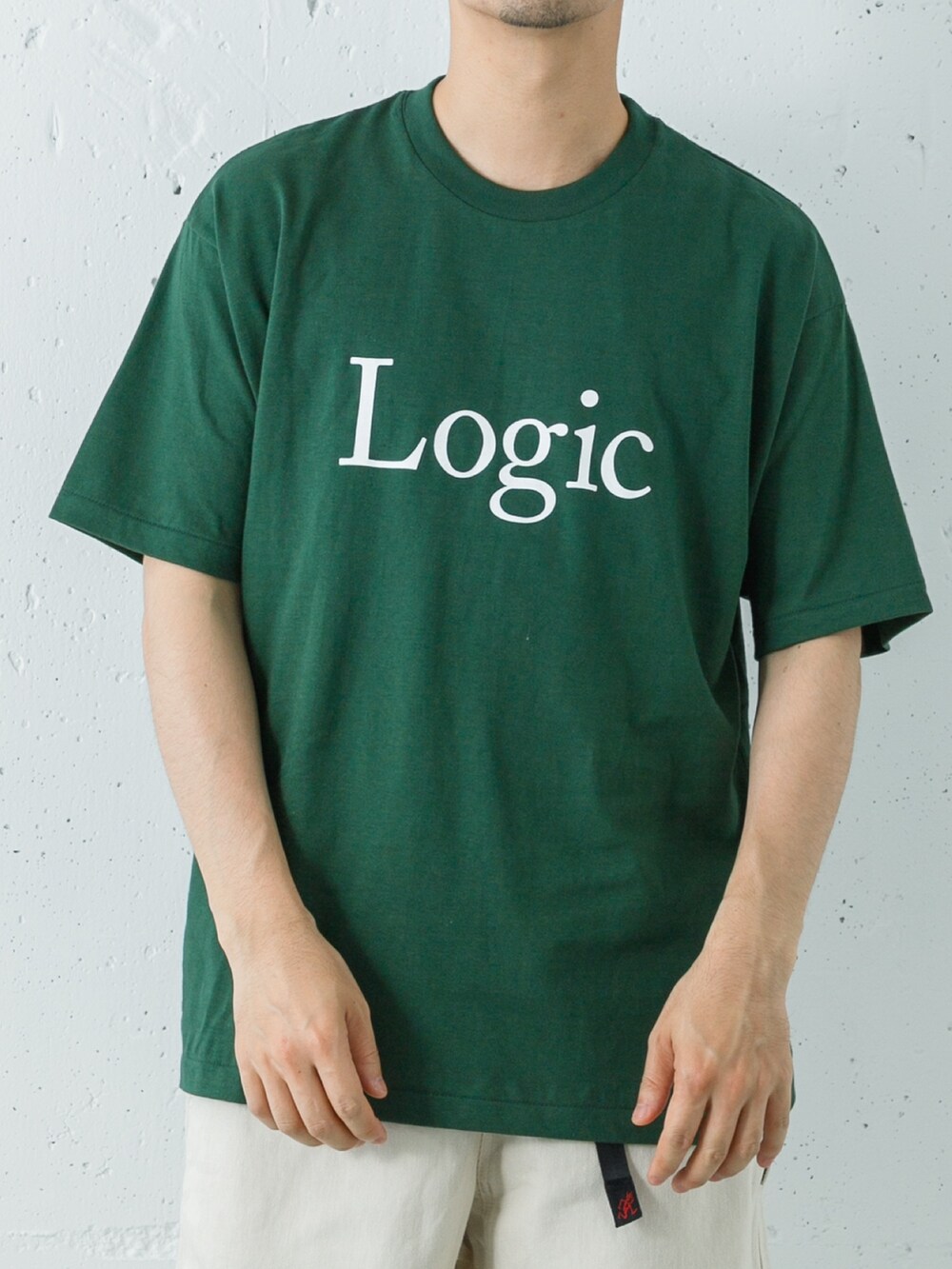 ベージュ系のその他パンツ、グリーン系のTシャツ/カットソーを着用したメンズの夏コーディネートの2枚目の写真
