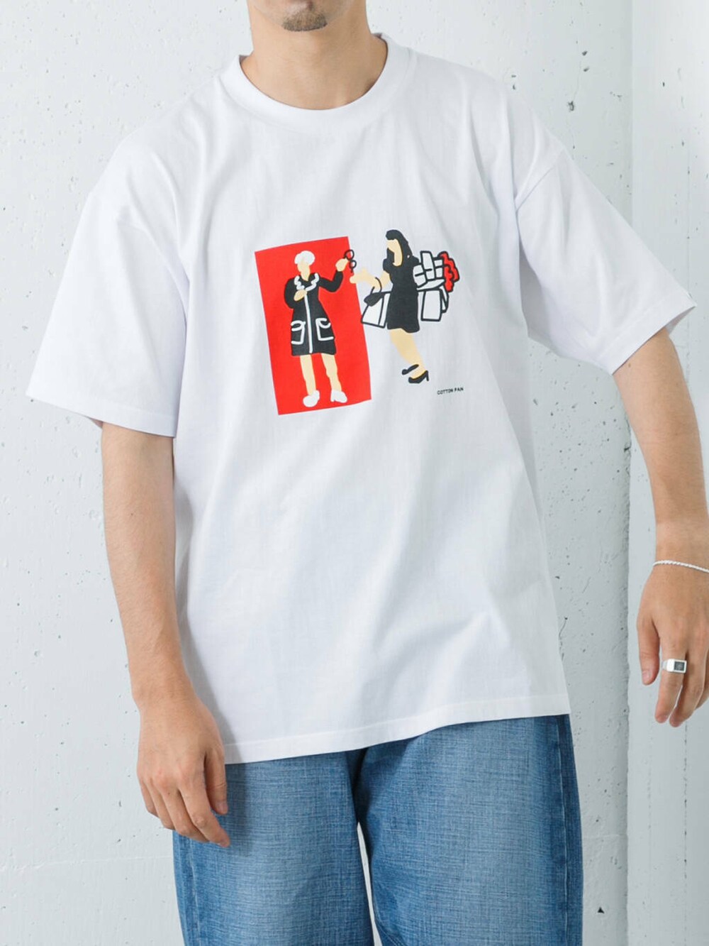 ブルー系のデニムパンツ、グレー系のサンダル、ホワイト系のTシャツ/カットソーを着用したメンズの夏コーディネートの2枚目の写真