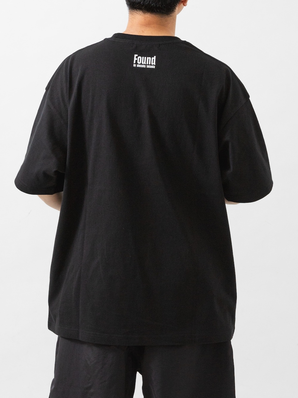 ブラック系のTシャツ/カットソー、ブラック系のその他パンツ、グレー系のスニーカーを着用したメンズの夏コーディネートの5枚目の写真