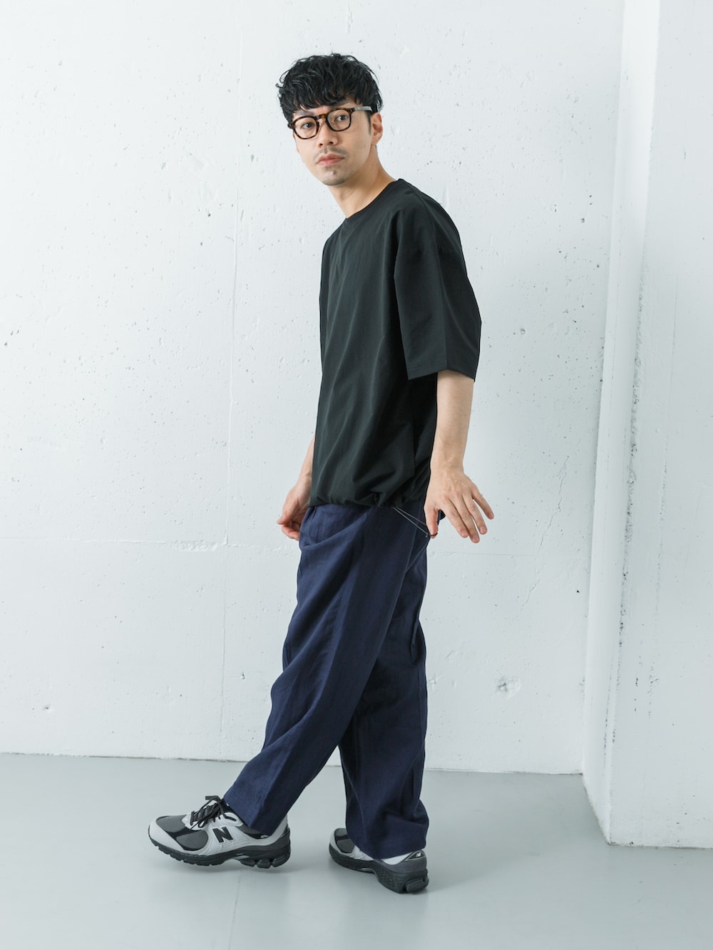 グレー系のスニーカー、ブラック系のTシャツ/カットソー、ブルー系のその他パンツを着用したメンズの春コーディネートの5枚目の写真