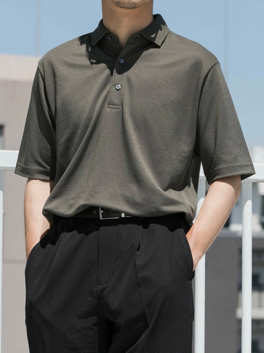 ブラック系のその他パンツ、グリーン系のポロシャツを着用したメンズの夏コーディネートの2枚目の写真