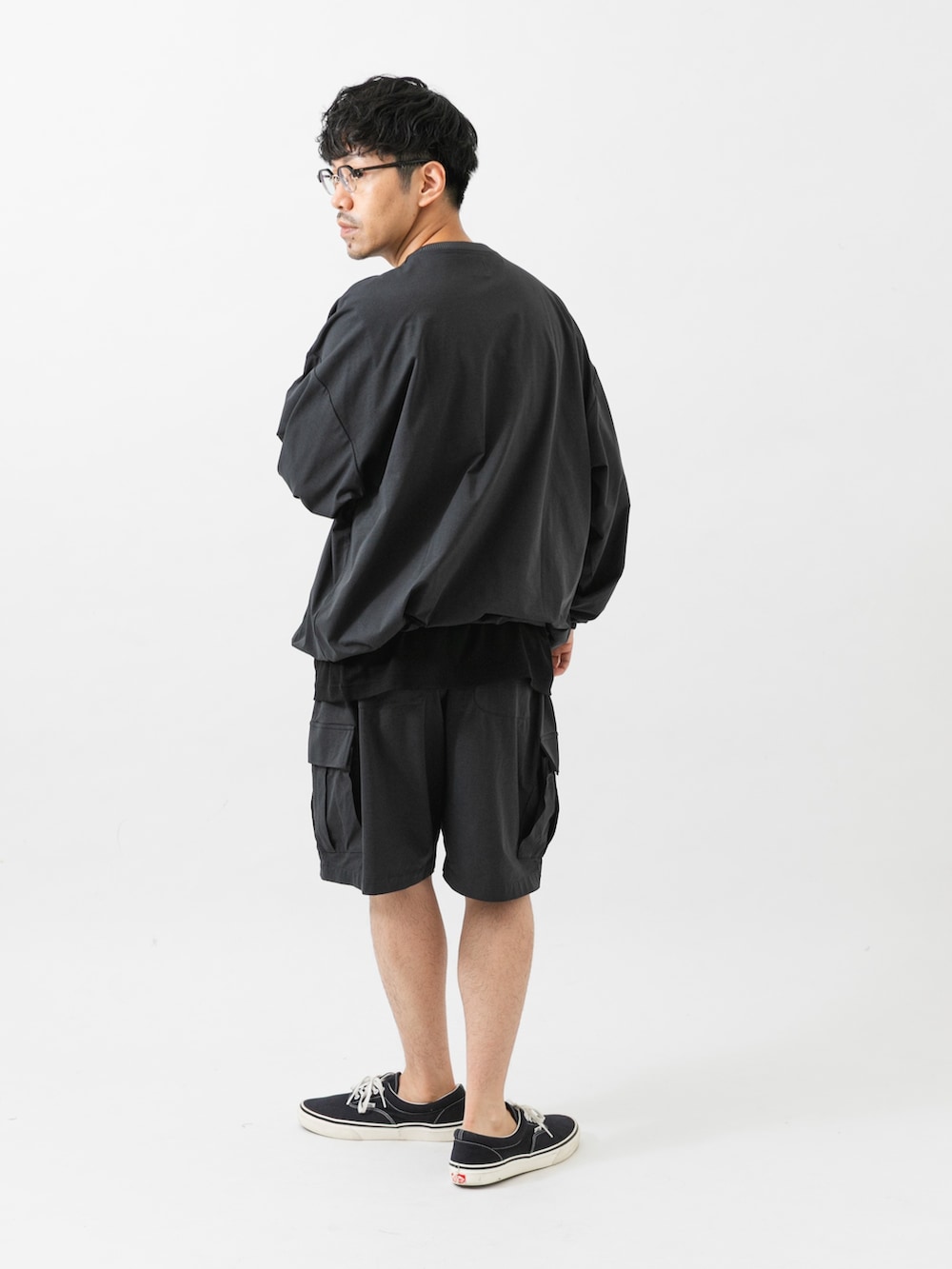ブラック系のTシャツ/カットソー、グレー系のTシャツ/カットソー、グレー系のその他パンツを着用したメンズの夏コーディネートの7枚目の写真
