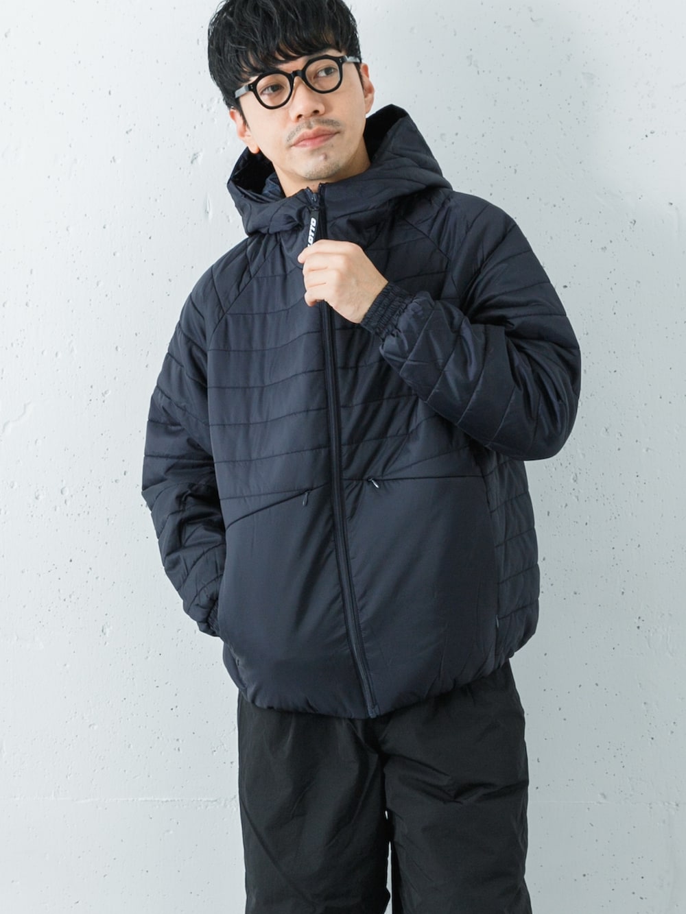 ブラック系のダウンジャケット/コート、ブラック系のその他パンツ、グレー系のダウンジャケット/コートを着用したメンズの冬コーディネートの5枚目の写真