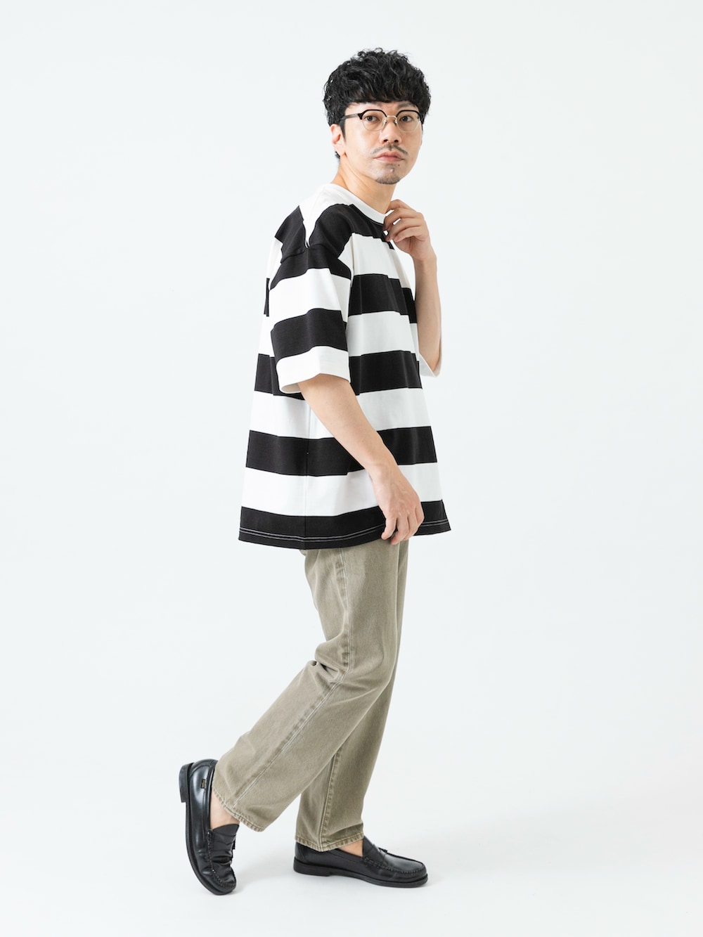 ホワイト系のTシャツ/カットソー、ベージュ系のデニムパンツを着用したメンズの夏コーディネートの6枚目の写真