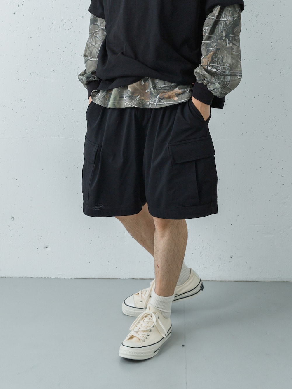 ブラック系のTシャツ/カットソー、その他のTシャツ/カットソー、ブラック系のその他パンツを着用したメンズの春コーディネートの3枚目の写真