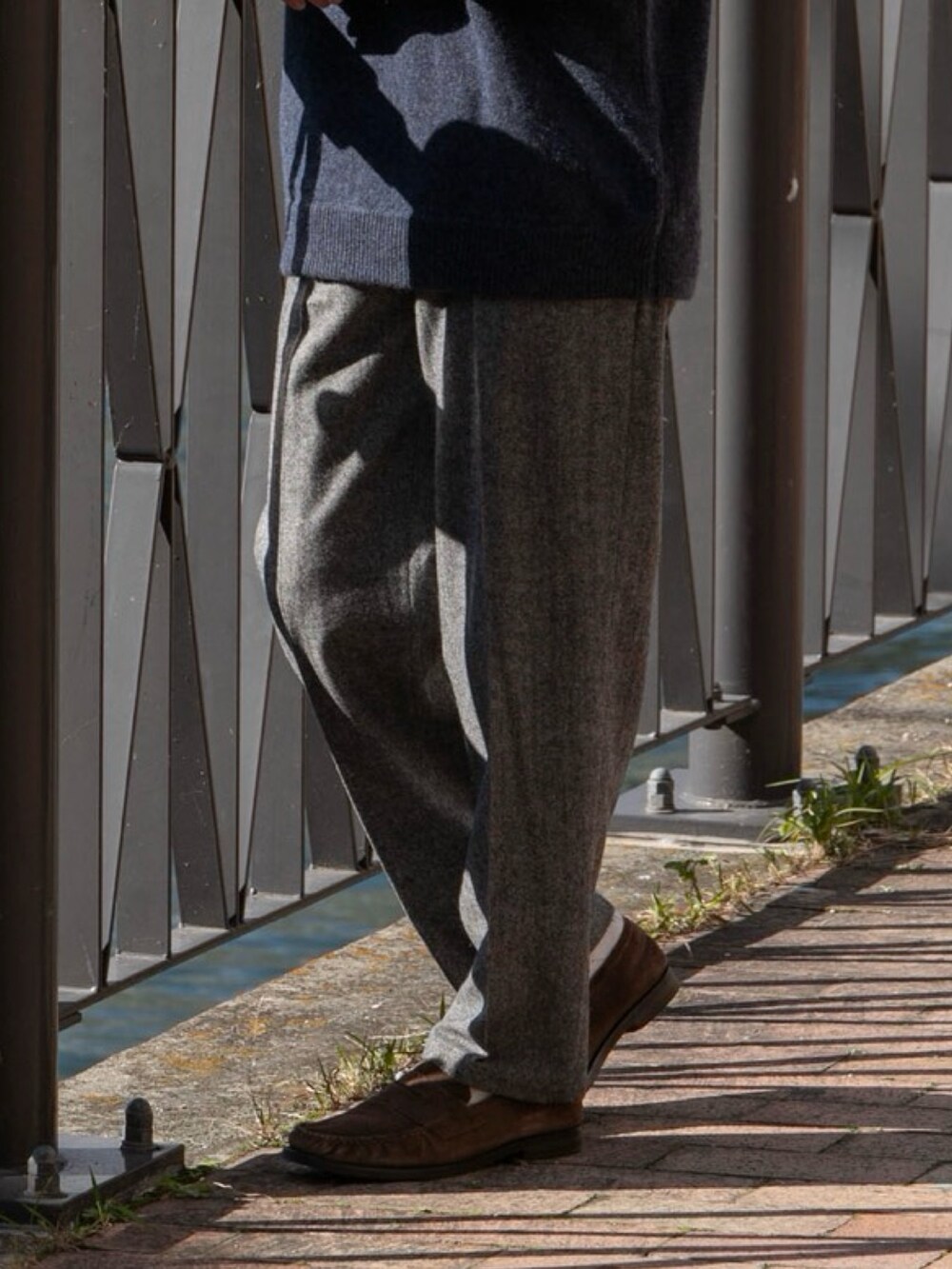 グレー系のその他パンツ、ブルー系のニット/セーターを着用したメンズの冬コーディネートの3枚目の写真
