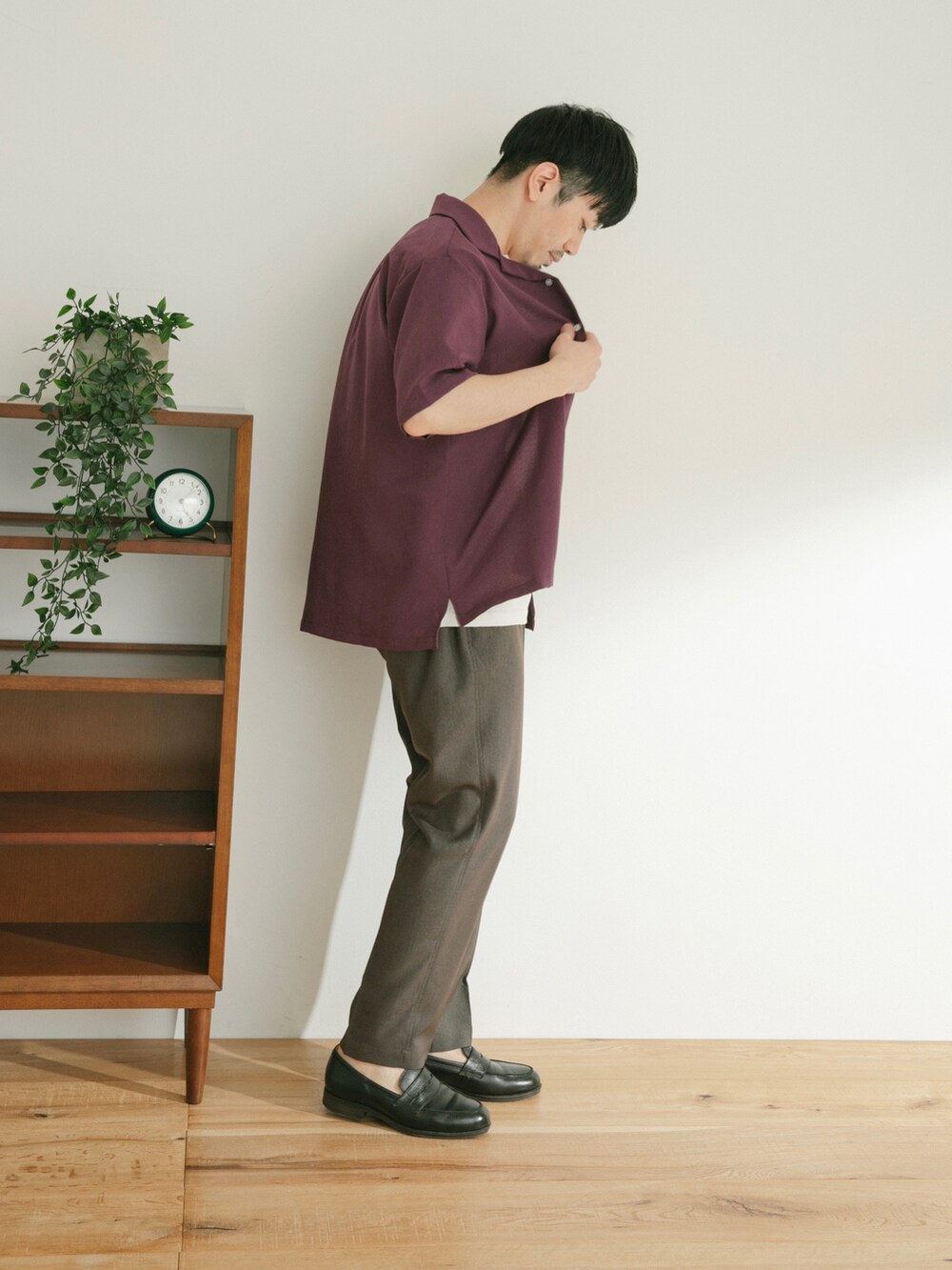 パープル系のシャツ/ブラウス、グレー系のその他パンツ、ホワイト系のその他を着用したメンズの春コーディネートの3枚目の写真