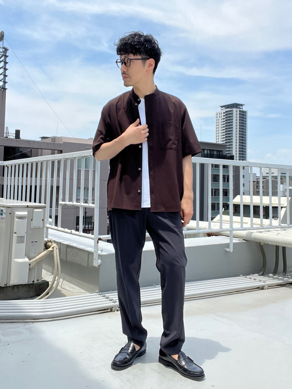 ブラウン系のシャツ/ブラウス、グレー系のその他パンツを着用したメンズの夏コーディネートの5枚目の写真