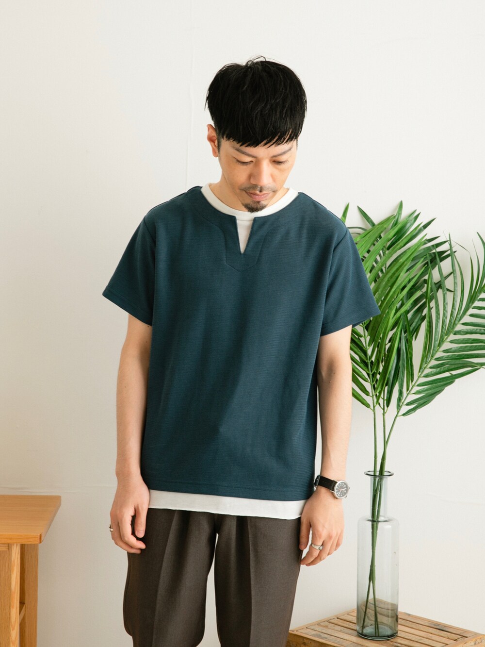 ブルー系のTシャツ/カットソー、グレー系のその他パンツ、ホワイト系のその他を着用したメンズの春コーディネートの5枚目の写真
